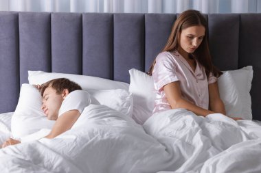 Evde birbirini görmezden gelerek kavga eden çiftleri gücendirdim.