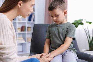 Annesi evde üzgün oğluyla el ele tutuşup destek oluyor.