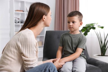 Annesi evde üzgün oğluyla el ele tutuşmuş.