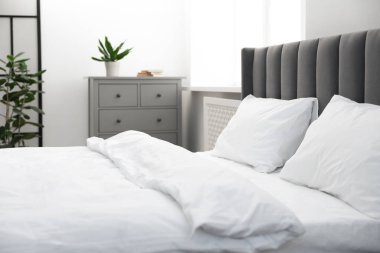 Rahat yatağı olan güzel bir oda, yakın çekim. İç tasarım