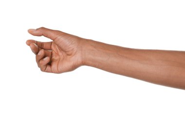 Beyaz arka planda bir şey tutan Afro-Amerikalı adam, yakın plan.