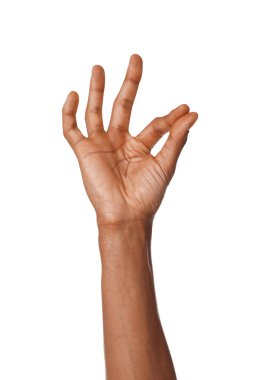 Beyaz arka planda bir şey tutan Afro-Amerikalı adam, yakın plan.