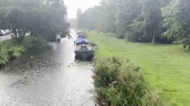 Bardaktan boşanırcasına yağan yağmurun altında
