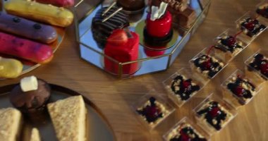 Partide açık büfe masasında pek çok farklı tatlı ve içecek var.