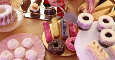 Pasta şefi açık büfe masasında lezzetli tatlılar hazırlıyor, yakın plan.