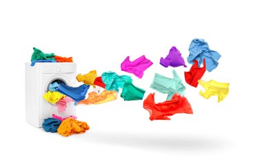 Çamaşır makinesinden çıkan renkli giysiler beyaz arka planda