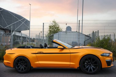 Modern Cabriolet taş kaldırıma park etmiş.