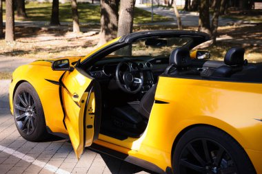 Modern Cabriolet açık otoparka park edilmiş, yakın plan.