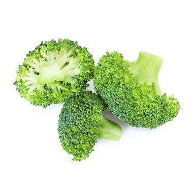 Taze çiğ yeşil brokoli beyaza izole edilmiş, üst manzara.