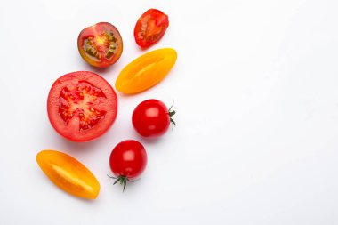 Beyaz arka planda farklı olgun domatesler. Metin için boşluk