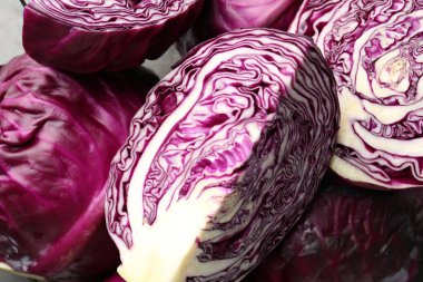 Masada kırmızı lahana var, yakın plan.