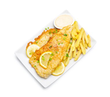 İngiliz Geleneksel Balık ve patates kızartması soslu, limonlu ve yeşil soğanlı.