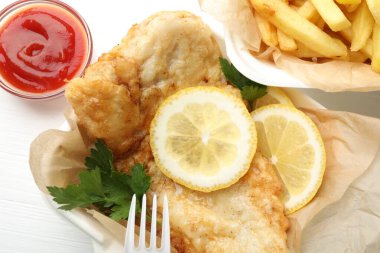 İngiliz Geleneksel Balık ve patates kızartması beyaz masada servis edilir.