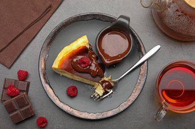 Çikolata soslu Bask peynirli keki, ahududu ve çay.