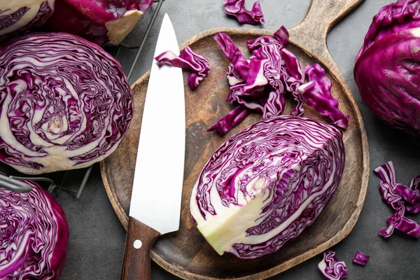 Taze kırmızı lahana ve bıçak gri masada, düz yatıyordu.