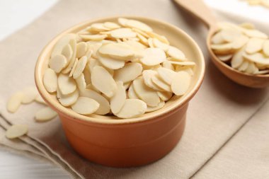 Beyaz masada taze badem gevrekleri, yakın plan.