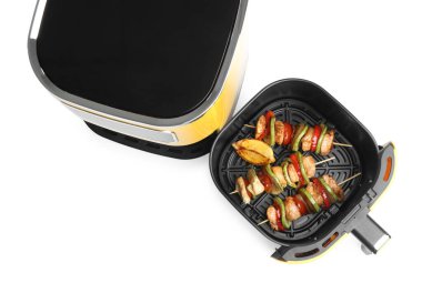 Kızarmış tavuk ve sebzeli şişler, tavuklu kızartma sepeti, beyaz, üst manzara.