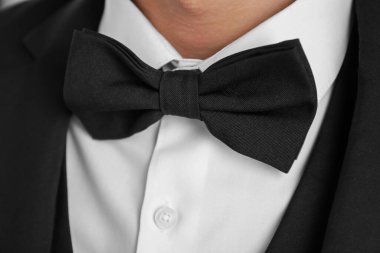 Takım elbiseli şık papyonlu adam, yakın plan.