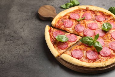 Lezzetli biberli pizza, taze fesleğenli, yakın plan. Metin için boşluk