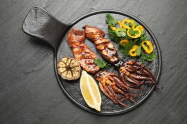 Limon, sarımsak ve salatayla servis edilen lezzetli ahtapotlar.