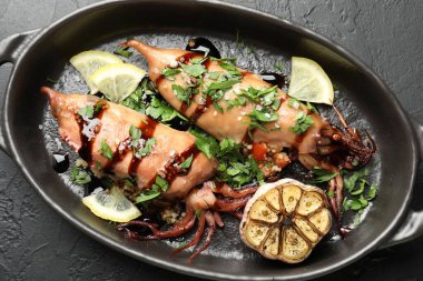 Lezzetli ahtapot soslu ve siyah masada sarımsaklı.