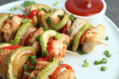 Tavuklu, sebzeli, soslu ve yeşil soğanlı şiş.