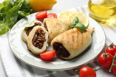 Mantar, fesleğen, domates ve limonla doldurulmuş lezzetli ızgara kalamar parçaları, yakın plan.