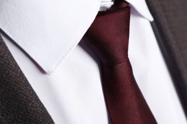 Takım elbiseli şık kravatlı adam, yakın plan.