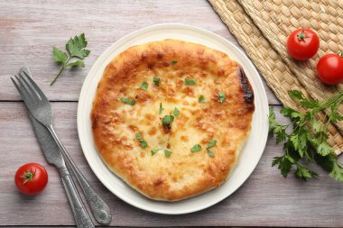 Tahta masada servis edilen maydanozlu leziz Megrelian Khachapuri.