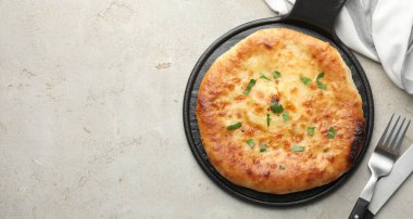 Lezzetli Megrelian Khachapuri gri masada servis edilir. Metin için boşluk