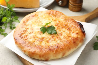 Gri masada malzemeleri olan lezzetli Megrelian Khachapuri, yakın plan.