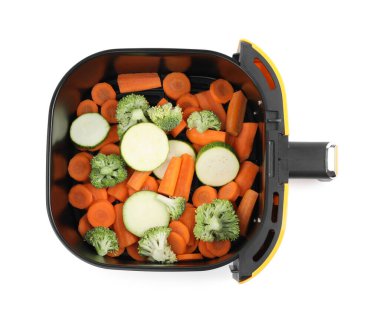 Çiğ brokoli, havuç ve kabak kızartma makinesi, beyaz, üst manzara.