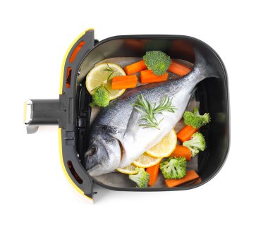 Çiğ balık, limon ve sebzeler, tavada izole edilmiş, beyaz, üst manzara