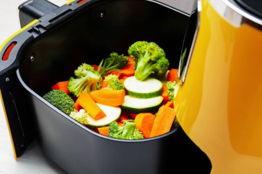 Çiğ havuç, brokoli ve kabak tavada, beyaz ahşap masada, yakın plan.