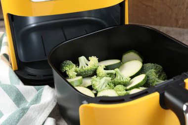 Çiğ brokoli ve kabağı masada tavada kes, yakın plan.