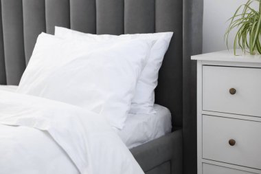 Rahat yatağı olan güzel bir oda, yakın çekim. İç tasarım