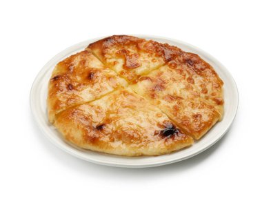 Lezzetli kesilmiş Megrelian Khachapuri beyaz üzerine izole edilmiş.