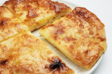 Beyaz arka planda leziz Megrelian Khachapuri kesimi, yakın plan