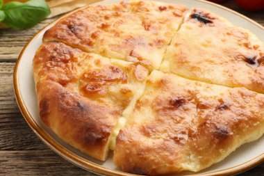 Lezzetli Megrelian Khachapuri ahşap masada, yakın plan
