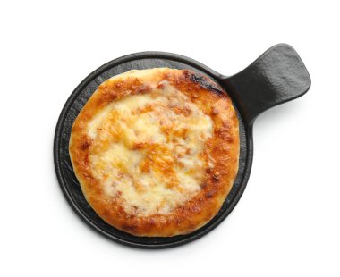 Beyaz arka planda izole edilmiş lezzetli bir Megrelian Khachapuri.