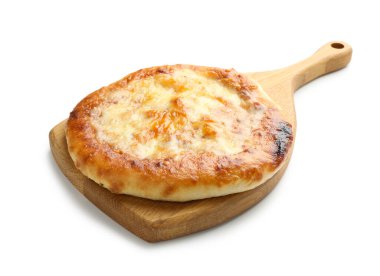 Beyaz arka planda izole edilmiş lezzetli bir Megrelian Khachapuri.