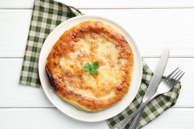 Lezzetli Megrelian Khachapuri beyaz ahşap masada servis edilir.