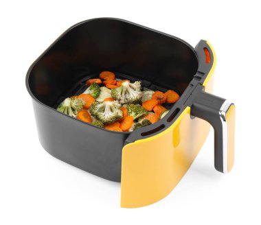 Havuç, brokoli ve kabak kızartma sepetinin içinde, beyaz üzerine izole edilmiş.