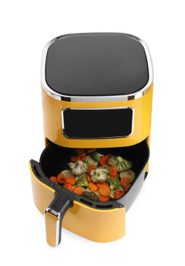 Kurutulmuş havuç, brokoli ve kabak kızartma makinesi, beyaz üzerine izole edilmiş.