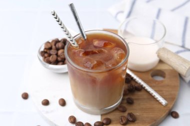 Sütlü ve fasulyeli lezzetli buzlu kahve, yakın plan.