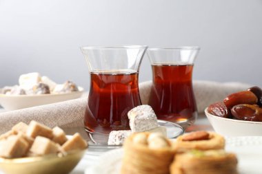 Geleneksel Türk çayı, esmer şeker ve tatlılar masada, yakın plan