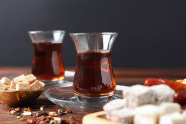 Geleneksel Türk çayı, bira, şeker ve tatlıları ahşap masada, yakın plan