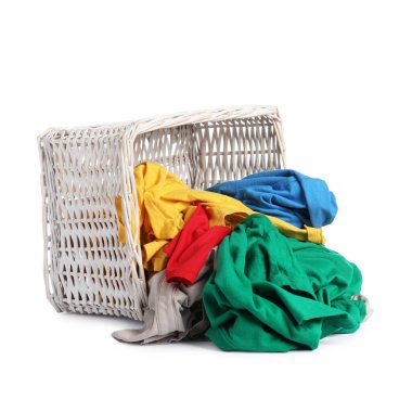 Çamaşır sepetinin altında beyaz renkli kıyafetler var.
