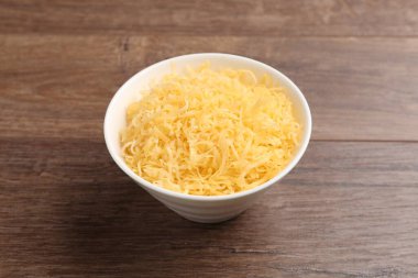 Ahşap masada ızgara peynir, yakın plan.