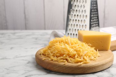 Beyaz mermer masada rendelenmiş ve peynirli, yakın plan. Metin için boşluk